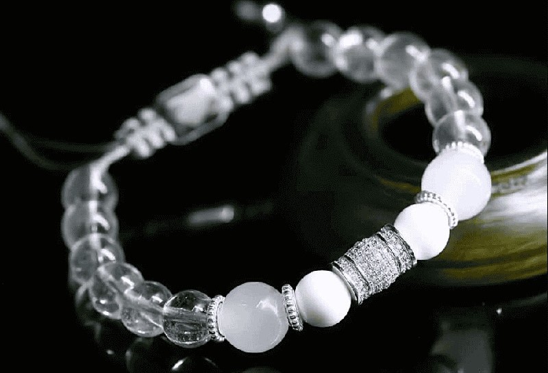 Nam mạng Canh Thìn 2000 có thể mang theo vòng đá trắng, thỏi vàng mini hoặc charm mệnh Kim để gia tăng năng lượng tích cực