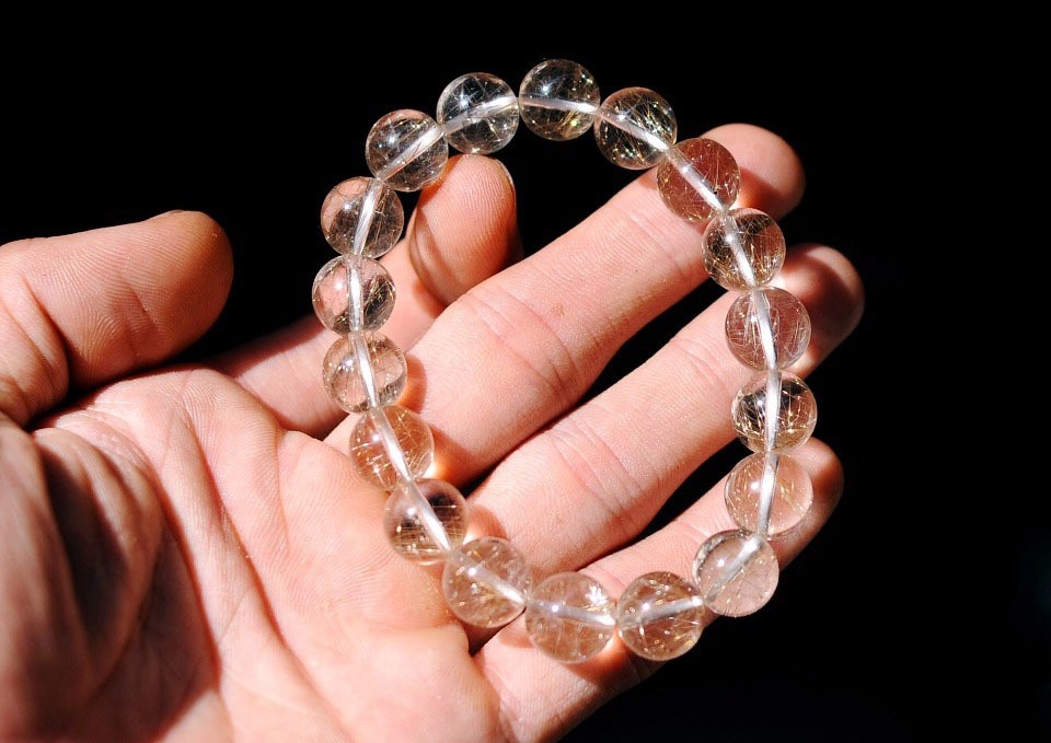 Nam mạng Tân Tỵ 2001 nên mang theo vòng đá trắng, vòng Thạch Anh Kim loại hoặc charm kim loại để cân bằng năng lượng Hỏa–Kim