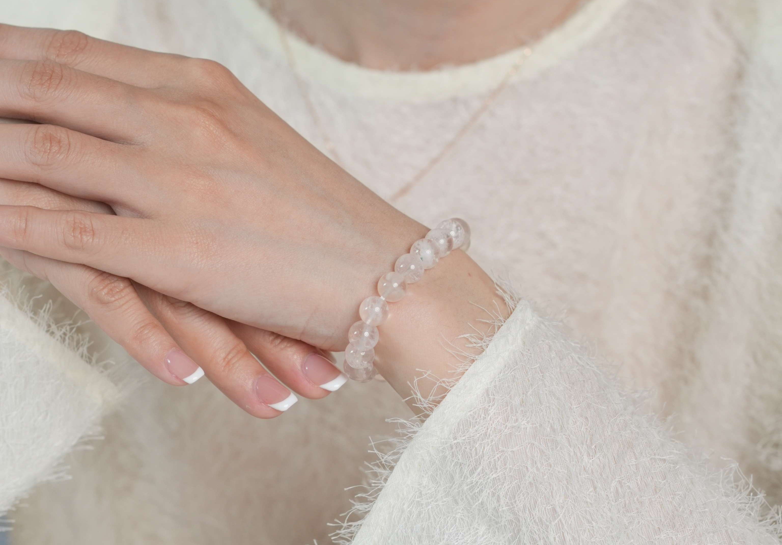 Mang theo vật phẩm phong thủy hợp mệnh Kim để tăng năng lượng hỗ trợ