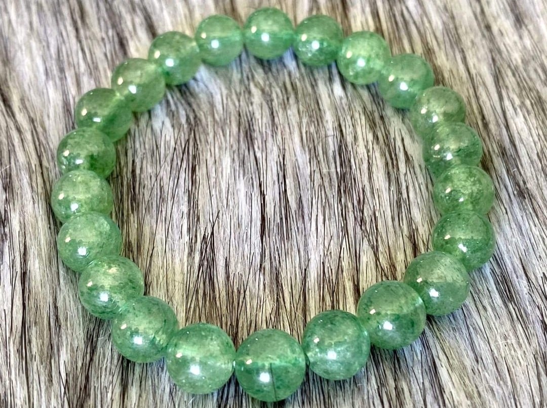 Nam Nhâm Ngọ 2002 có thể mang theo vật phẩm phong thủy hợp mệnh Mộc để tăng năng lượng tích cực