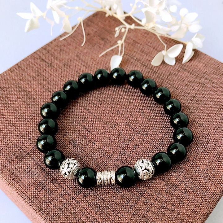 Vòng mã não đen có thể giúp bản mệnh nữ Nhâm Ngọ 2002 tăng sự tập trung cho chuyến đi