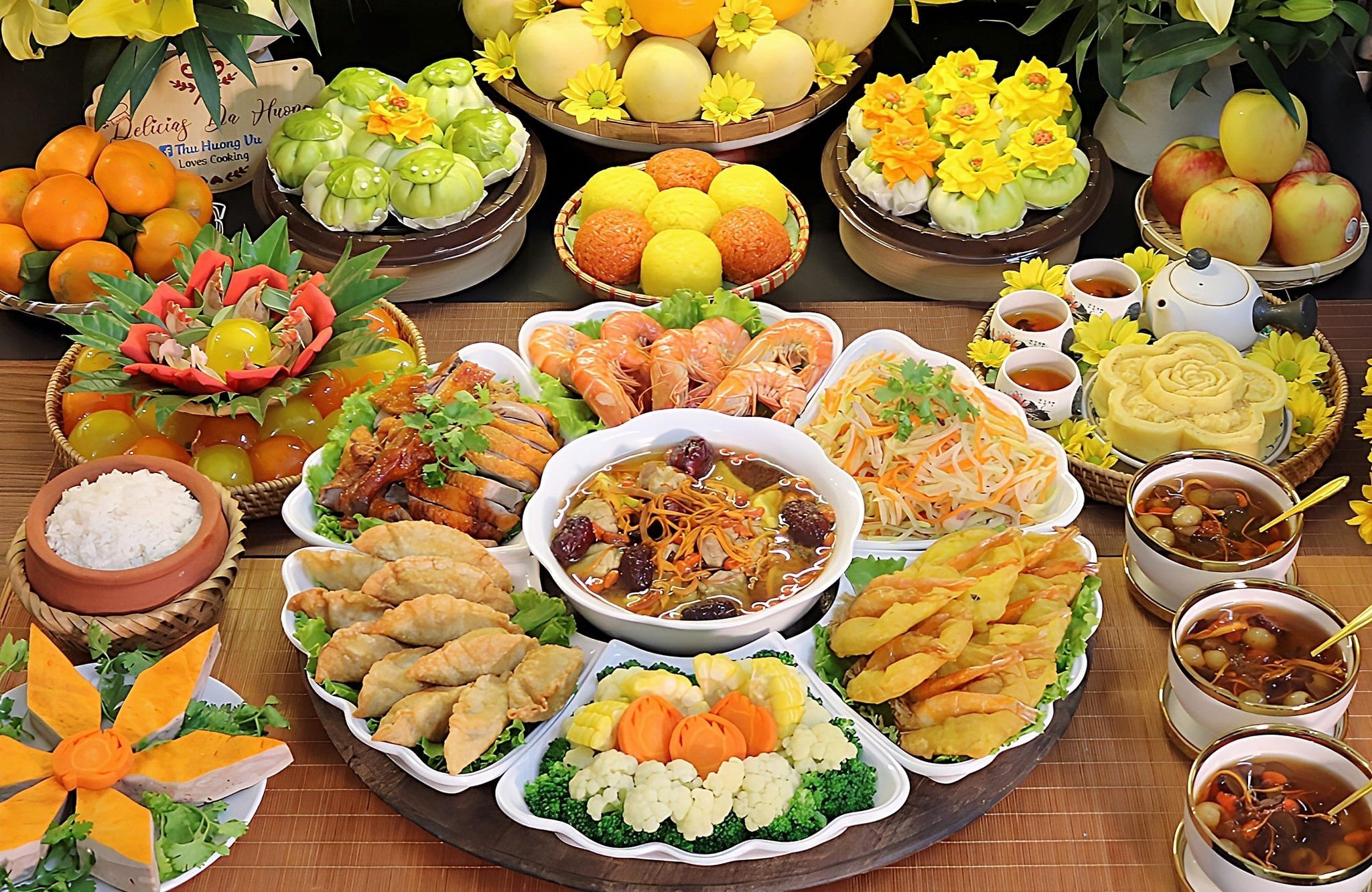 Mâm cúng ngày rằm tháng 10 âm lịch có thể là mâm mặn, mâm chay hoặc trái cây tươi để tỏ lòng thành kính