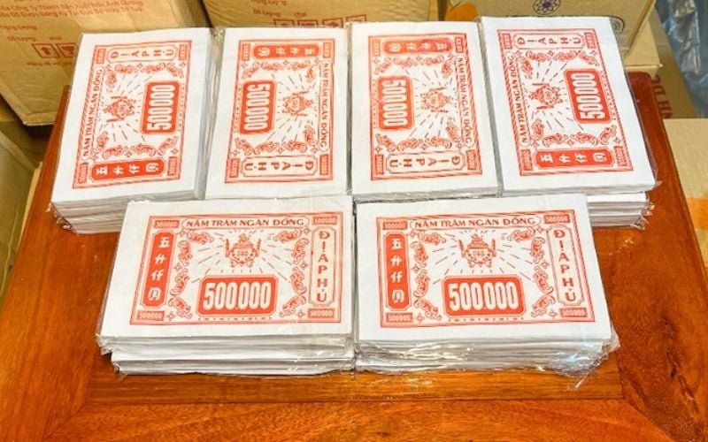 Tiền vàng là vật phẩm không thể thiếu khi chuẩn bị vàng mã cúng Rằm tháng 10