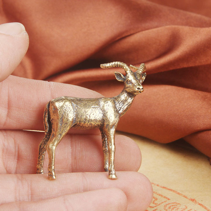 Mang theo tượng dê bên mình giúp nam Quý Mùi 2003 củng cố năng lượng