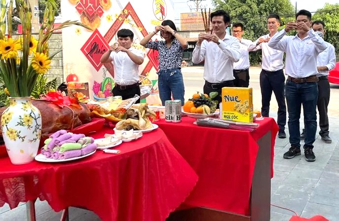 Cúng khai trương gắn liền với quan niệm truyền thống về sự hài hòa giữa con người và linh khí của đất