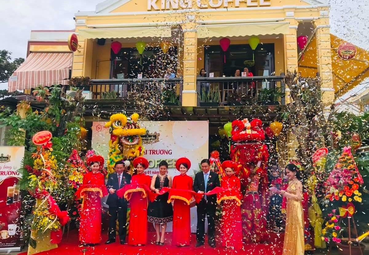 Chủ quán nên cân nhắc chọn tuổi hợp khai trương để tránh rủi ro phong thủy