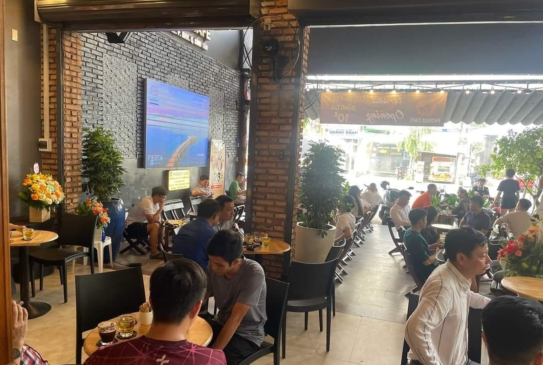 Không gian quán sạch sẽ và thoáng đãng giúp khách cảm thấy thoải mái hơn