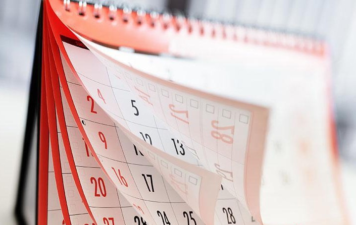 Chủ nhà hàng nên tra cứu lịch vạn niên để xác định ngày giờ tốt trong tháng 