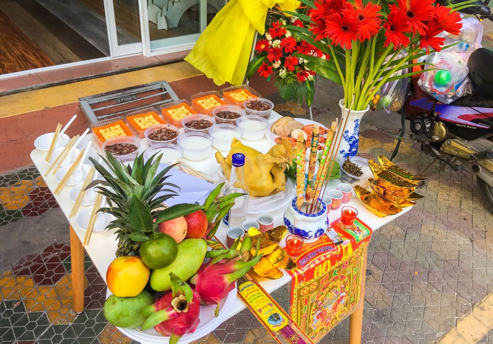 Bạn nên chọn các lễ vật tươi và sạch sẽ để thể hiện lòng thành kính