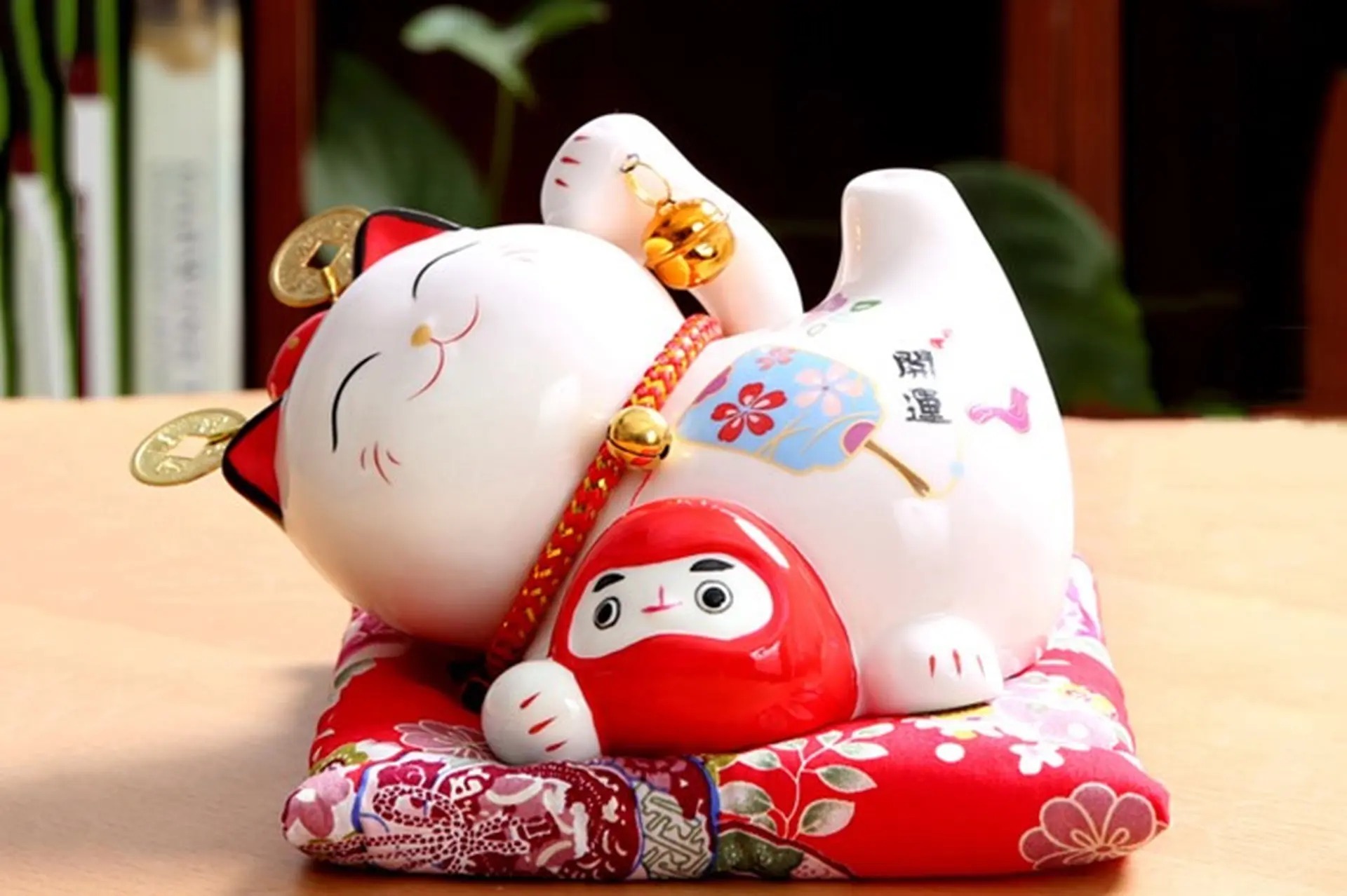 Nên đặt thêm vật phẩm phong thủy hợp mệnh tại quầy thu ngân hoặc góc sinh khí của cửa hàng để tăng vận tài lộc