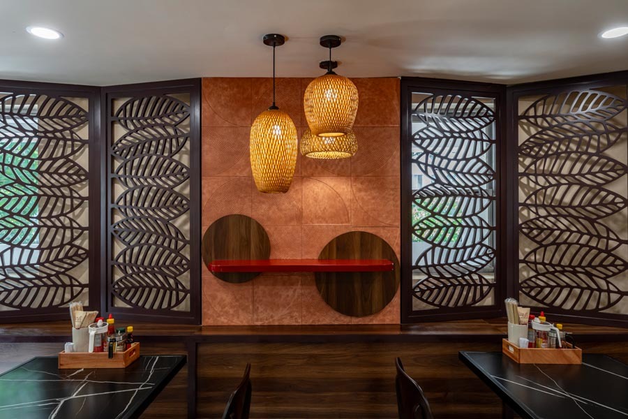 Nam Tân Sửu 1961 nên sử dụng nội thất nhà hàng có gam màu vàng, nâu, cam hoặc đỏ làm chủ đạo