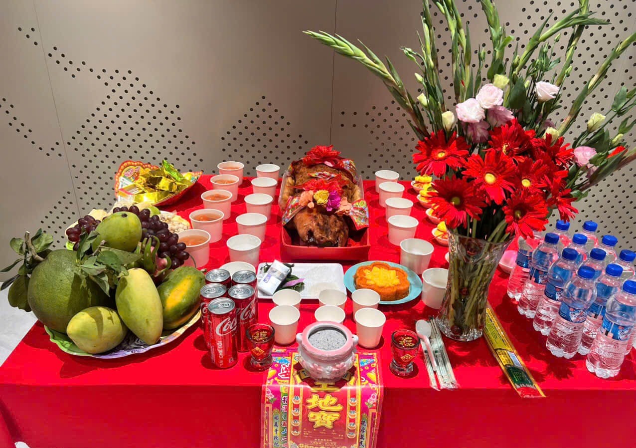 Mâm lễ cúng cần được chuẩn bị chu đáo trong ngày khai trương