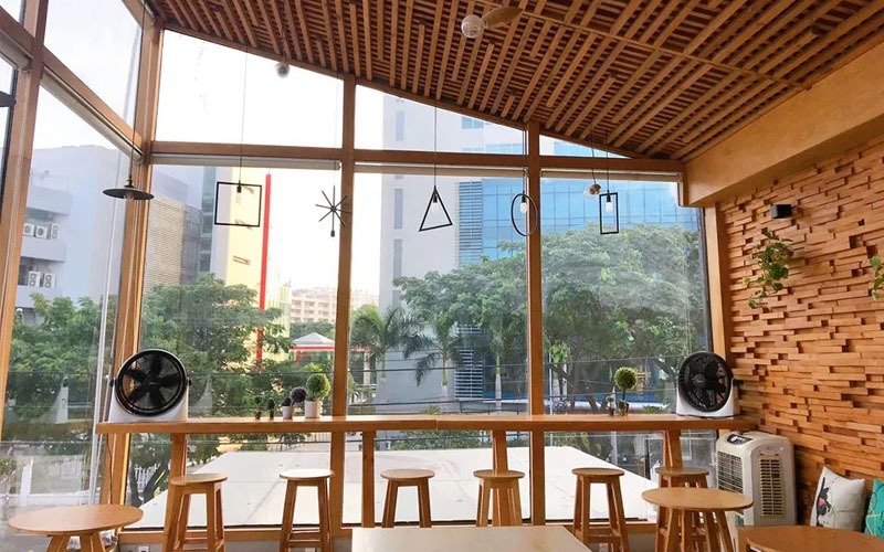 Nam Mậu Thân 1968 nên ưu tiên các gam màu vàng, cam, nâu đất để trang trí quán cà phê