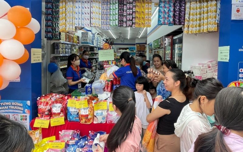 Ngày hợp mệnh giúp việc mở tiệm tạp hóa diễn ra suôn sẻ và thu hút khách ngay ngày đầu