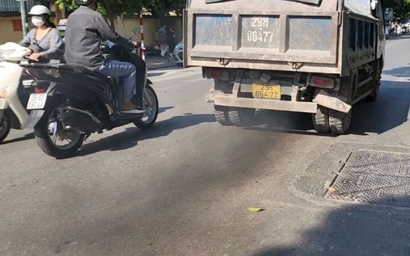 Phương tiện cơ giới dày đặc khiến khí thải tích tụ nhanh và khó khuếch tán