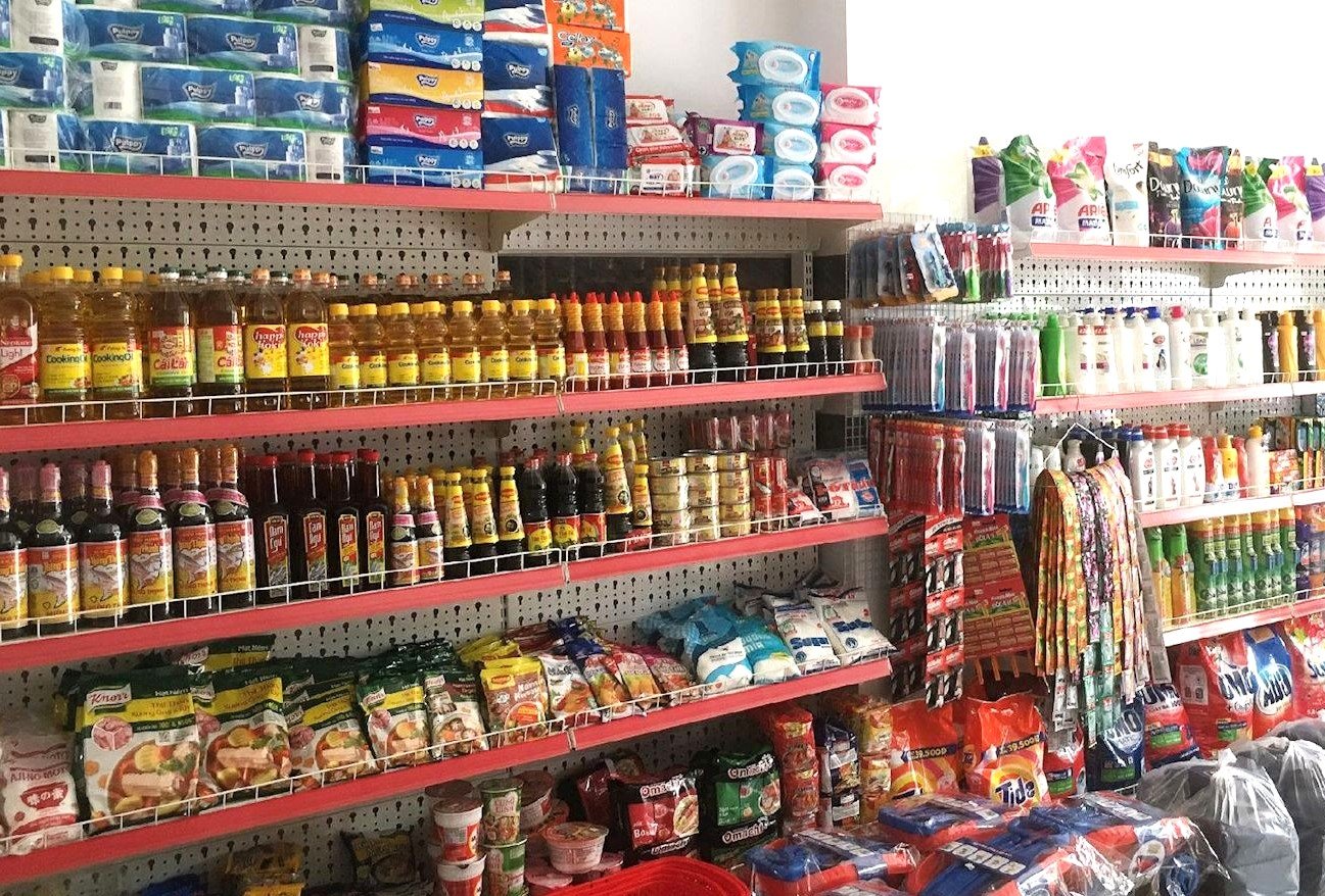 Bạn nên sắp xếp cửa hàng gọn gàng, sáng sủa, lối đi rộng rãi để đón vượng khí 