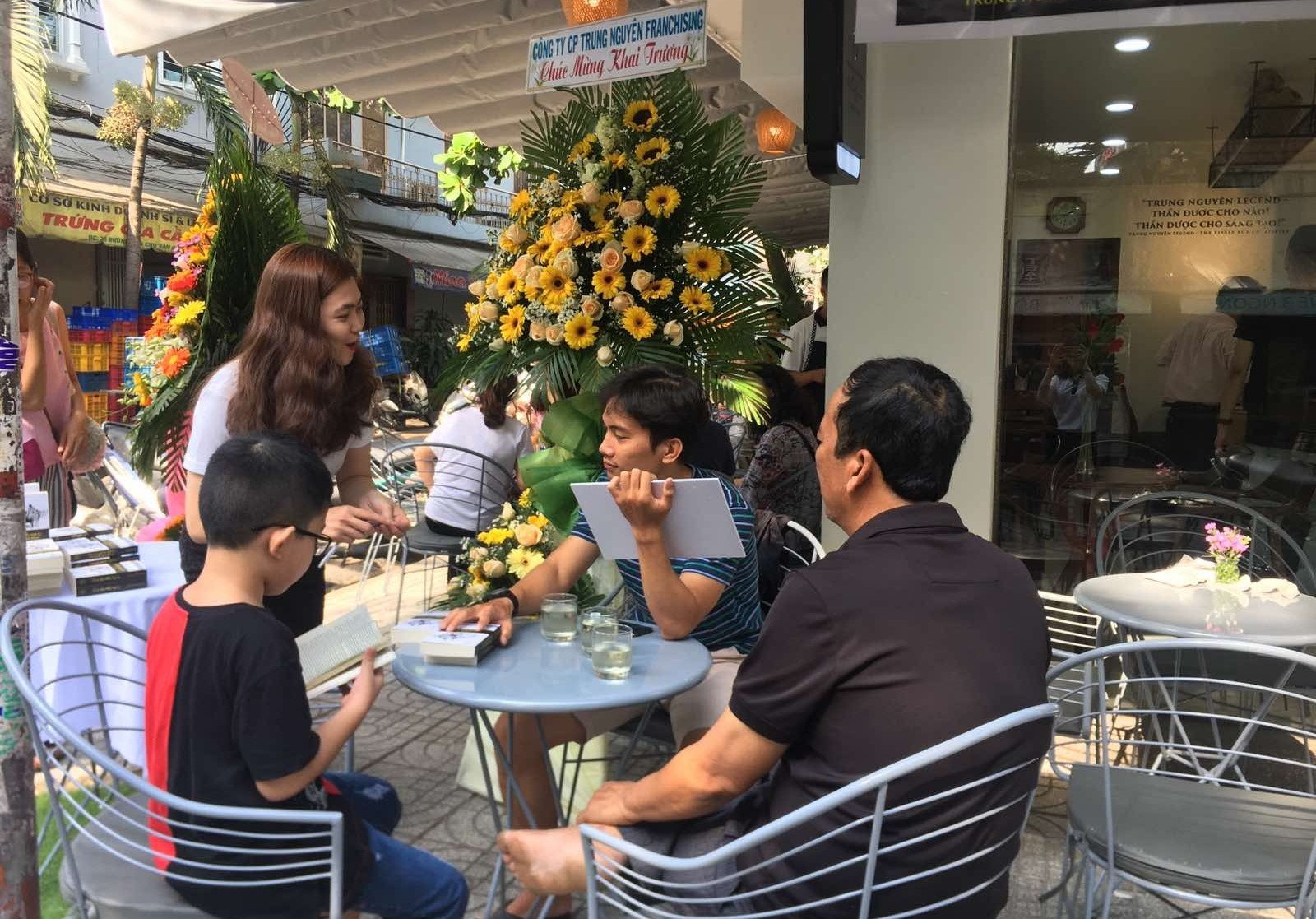 Người được mượn tuổi khai trương cần phải khỏe mạnh và vui vẻ