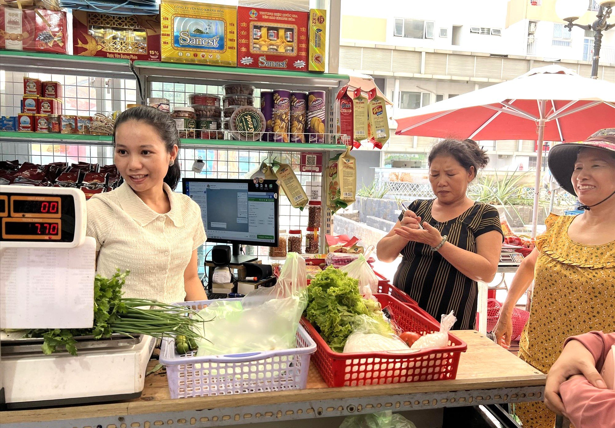 Chủ quán cần chuẩn bị đầy đủ hàng hóa, bố trí nhân viên và sắp xếp không gian đón khách