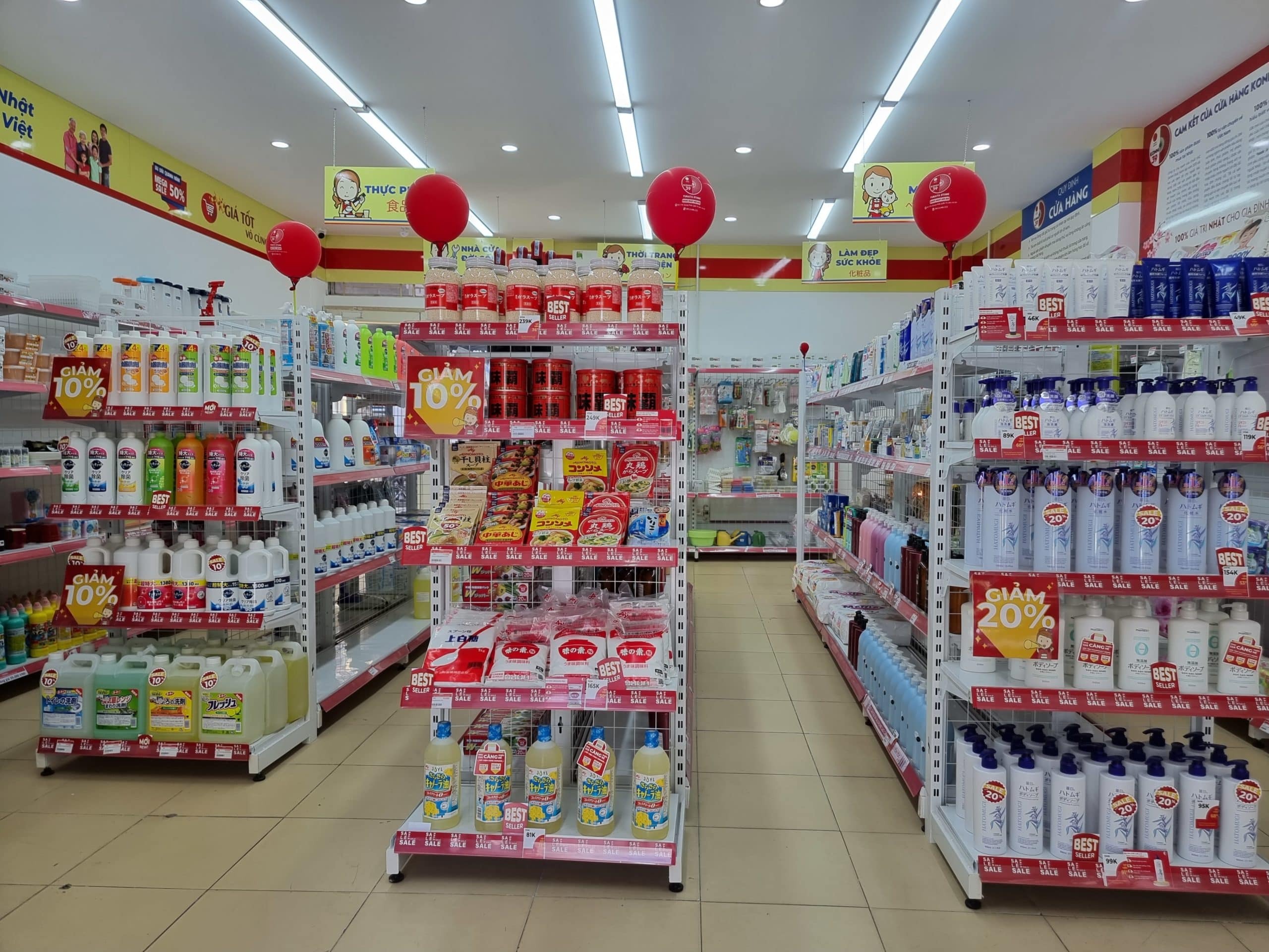 Nên trang trí cửa tiệm tạp hóa bằng các gam màu đỏ, vàng chủ đạo