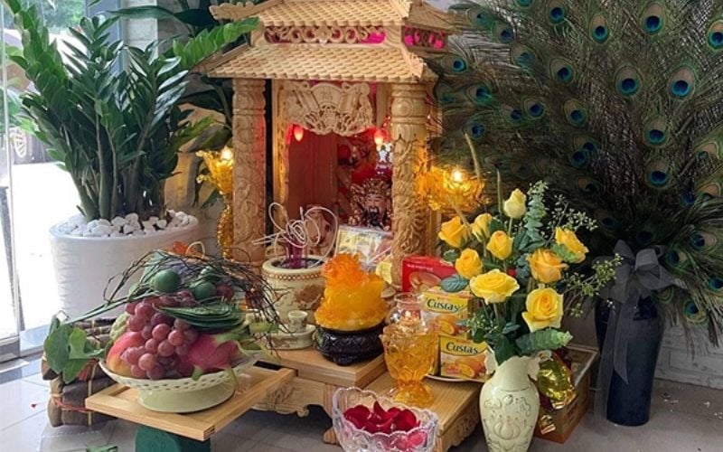 Nữ Mậu Ngọ nên đặt bàn thờ Thần Tài quay về hướng Đông Nam hoặc Nam để thu hút tài lộc cho nhà hàng