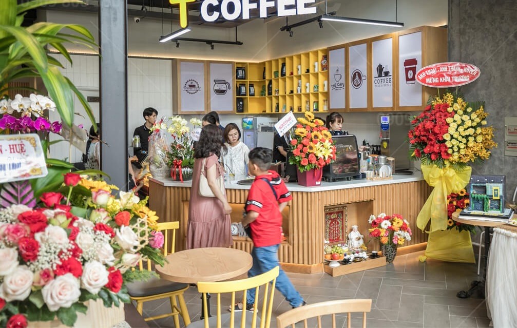 Việc mượn tuổi giúp tạo tâm lý thoải mái hơn cho chủ quán trong ngày khai trương