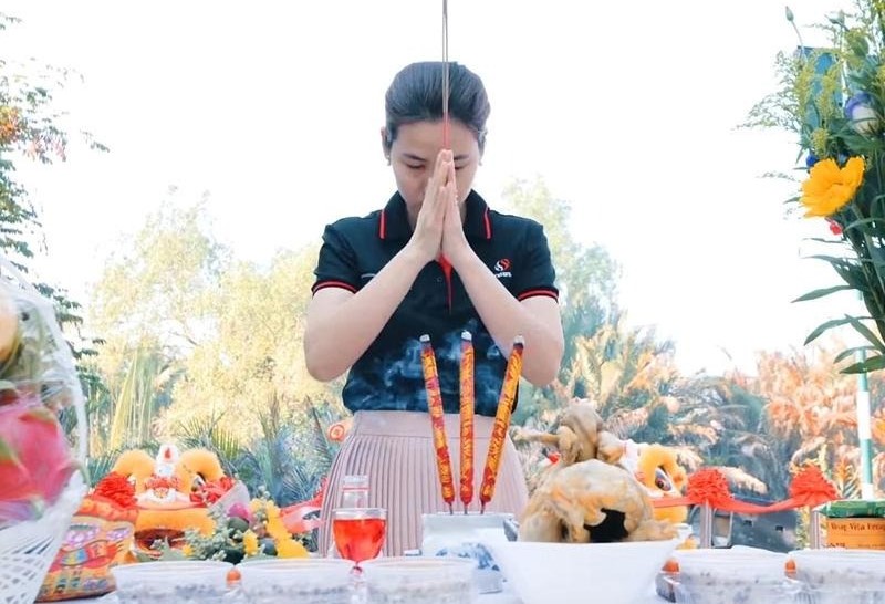 Người được mượn tuổi cần thực hiện các bước từ bày bàn thờ tạm, lễ vật, thắp hương đến mở cửa quán đón khách đầu tiên