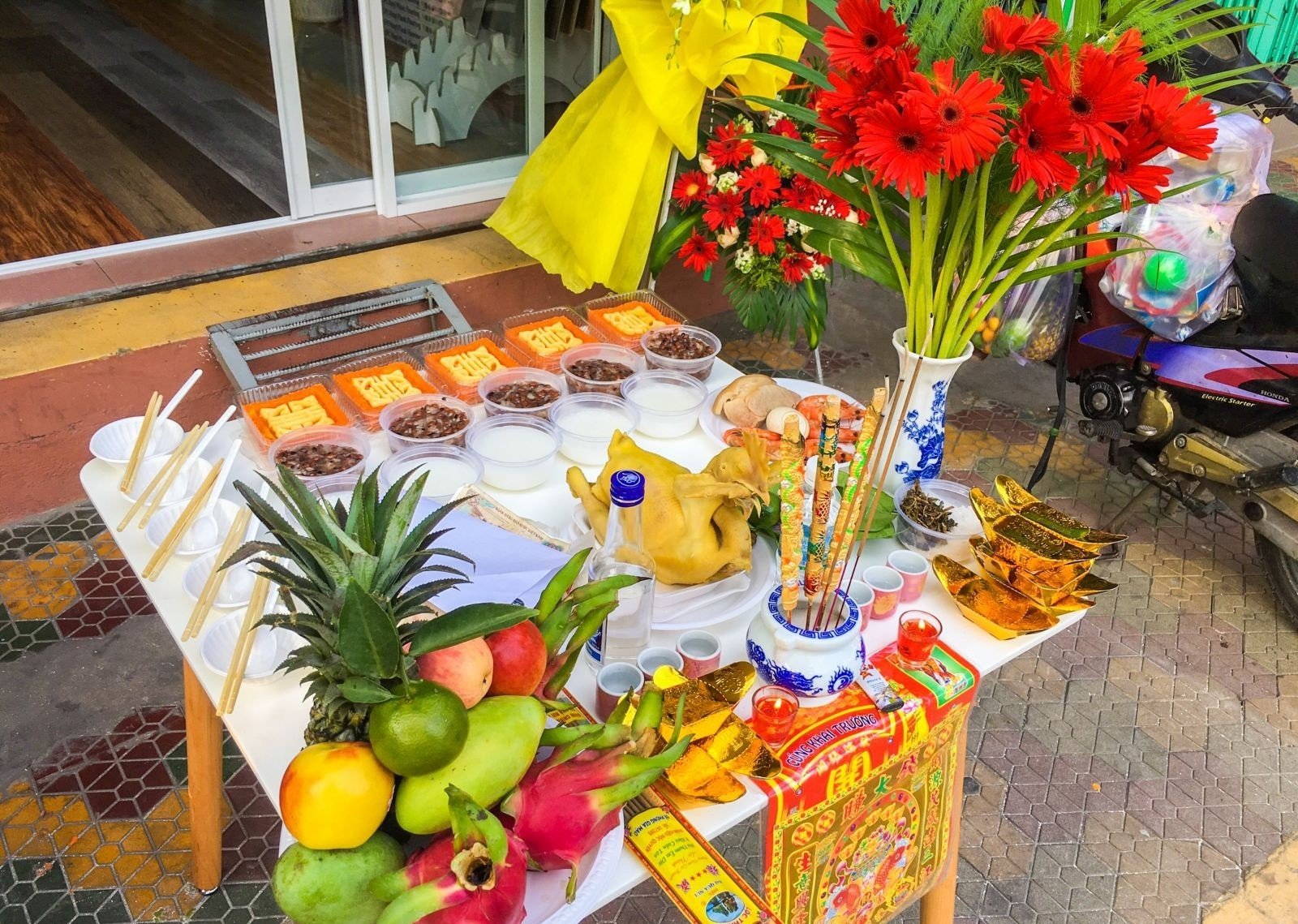 Bạn nên chuẩn bị bàn thờ tạm, hương hoa, lễ vật đầy đủ khi khai trương