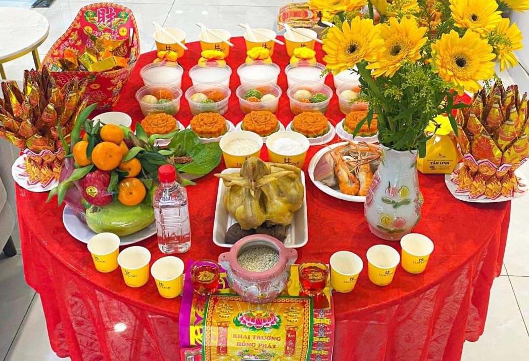 Bạn cần chuẩn bị bàn thờ tạm, hương hoa, lễ vật cơ bản khi khai trương