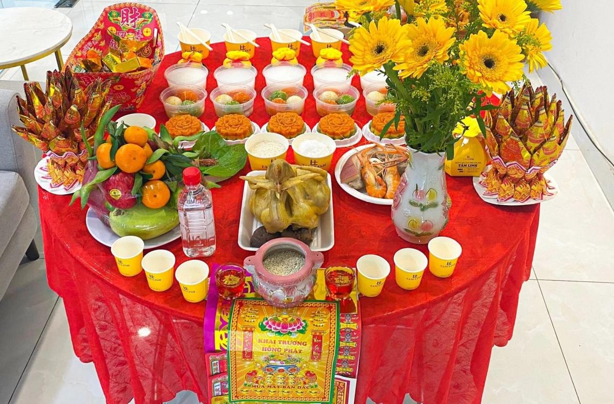 Chuẩn bị lễ vật đầy đủ khi cúng khai trương để mang lại sự trang trọng và thu hút năng lượng tích cực