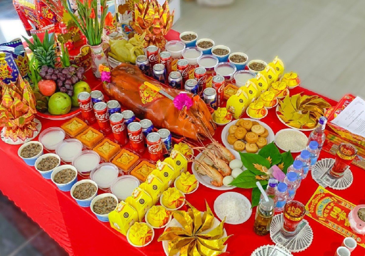 Chủ quán nên chuẩn bị hoa, hương và các lễ vật đầy đủ khi khai trương