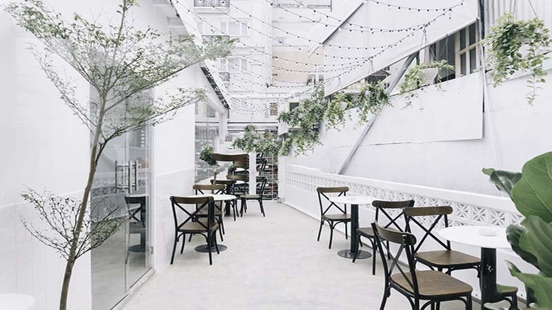 Đinh Sửu 1997 nên trang trí quán và phê với các gam màu trắng, đen, xanh dương làm chủ đạo