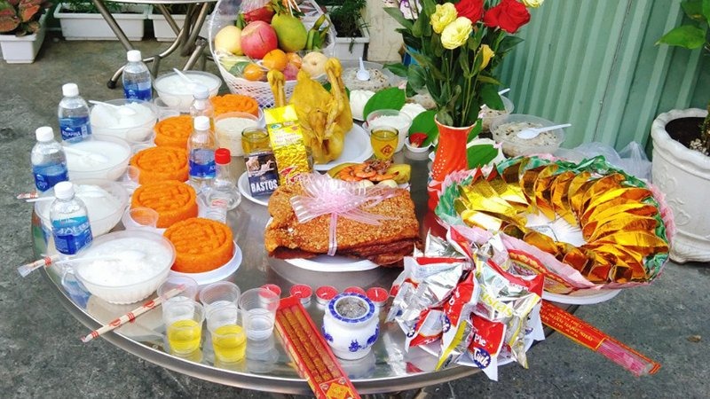 Mâm lễ cúng khai trương cần có đầy đủ hoa quả, nhang đèn, tam sên, bánh kẹo và các lễ vật