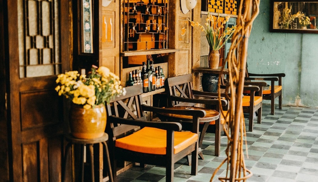 Nam Mậu Dần 1998 nên ưu tiên trang trí quán cà phê với các tông màu thuộc hành Thổ