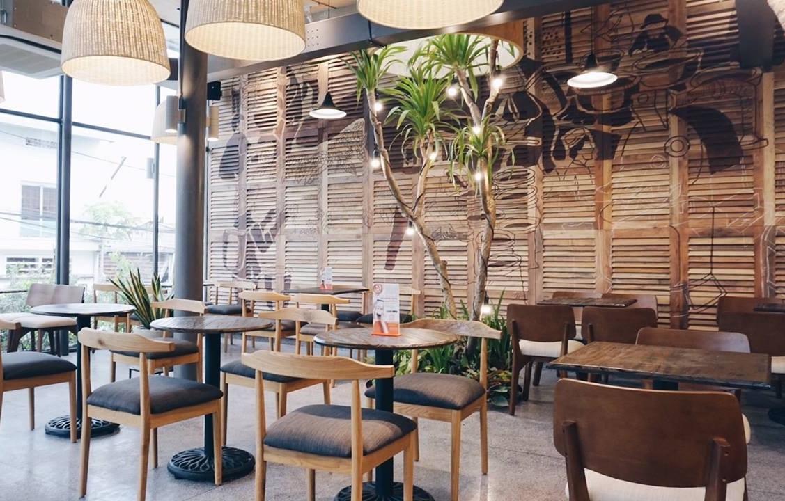 Quán cà phê cần đảm bảo ánh sáng đầy đủ và không gian thông thoáng