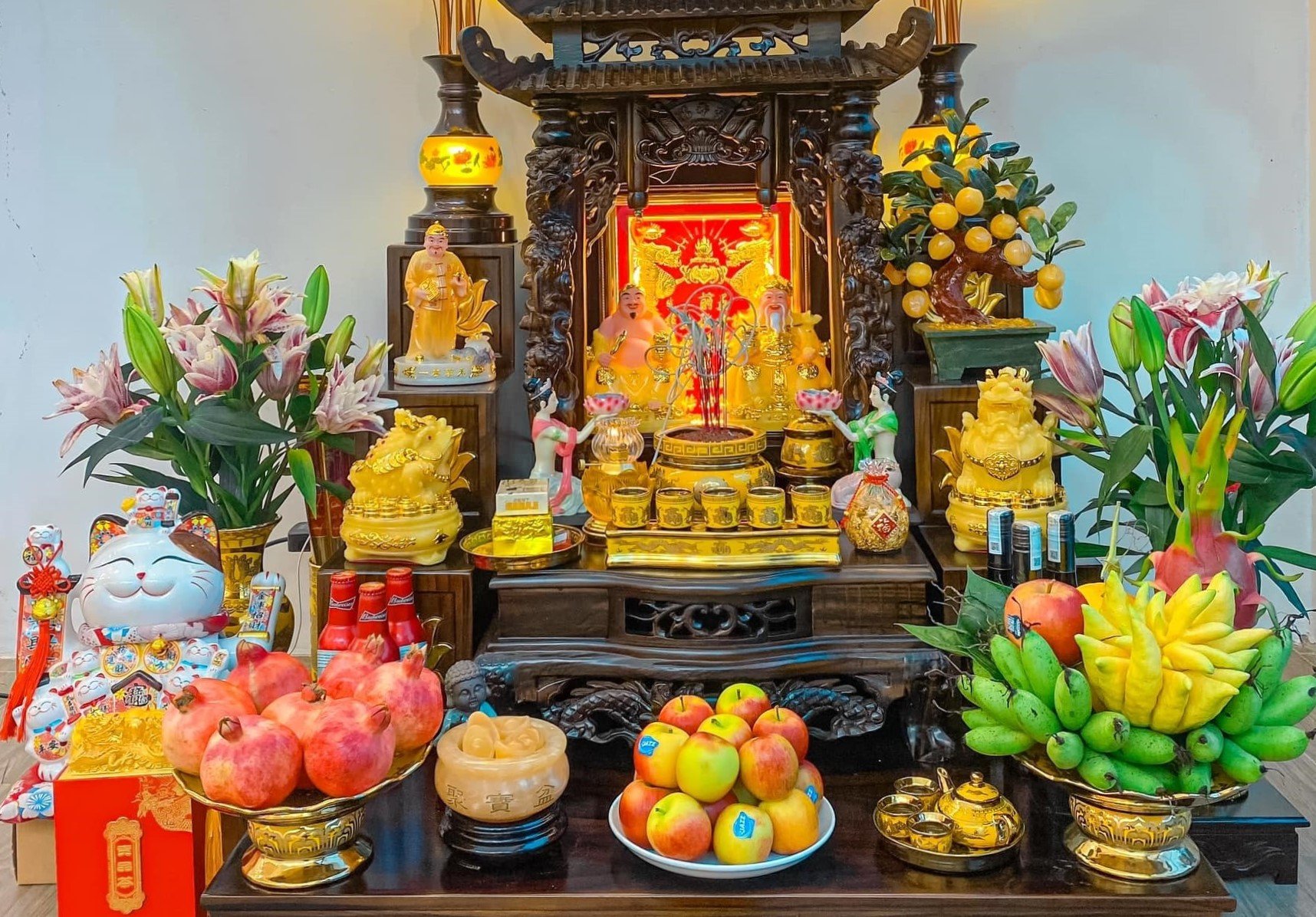 Bạn nên sử dụng hoa tươi và trái cây thật để cúng Ông Công Ông Táo Ban Thần tài