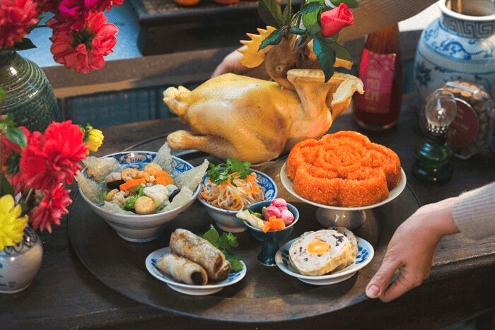 Lưu ý gia chủ chọn gà trống khỏe, da vàng, mào đỏ, lông mượt để đảm bảo phẩm chất tốt