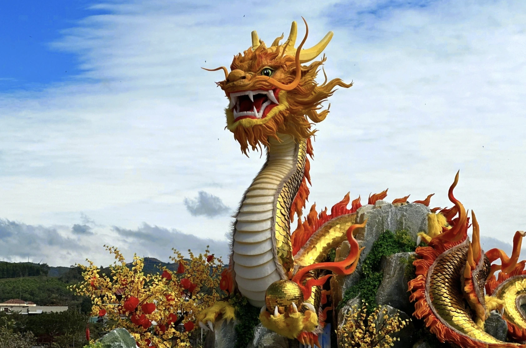 Nữ Canh Thìn 2000 mang mệnh Bạch Lạp Kim