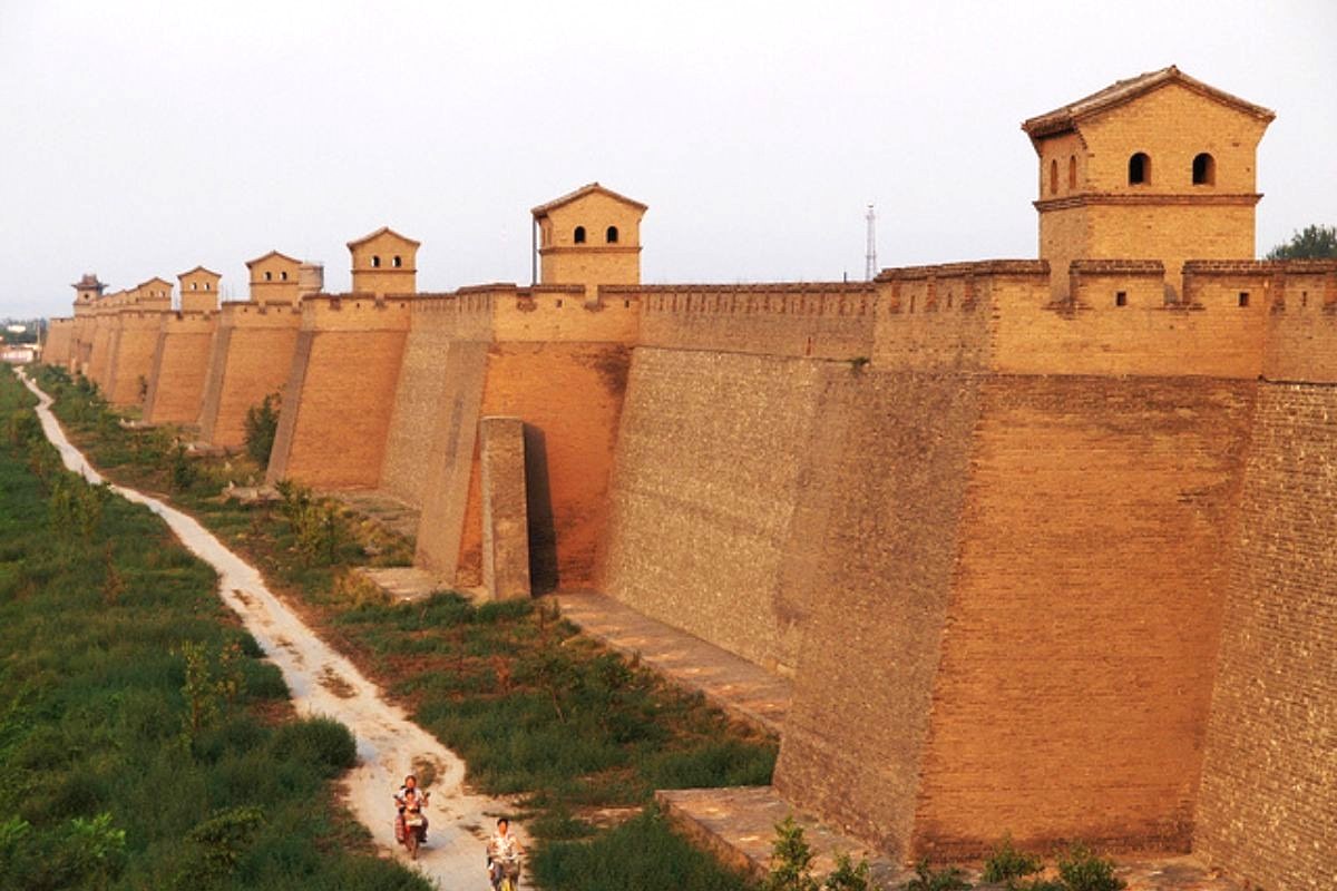 Nữ sinh năm 1998 tuổi Mậu Dần thuộc mệnh Thành Đầu Thổ