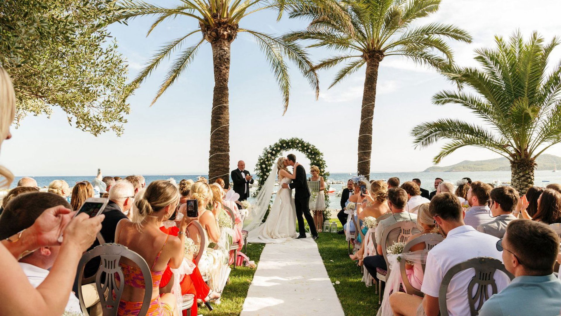 Nam Ất Dậu 2005 nên cưới tuổi thuộc tam hợp và tương sinh ngũ hành