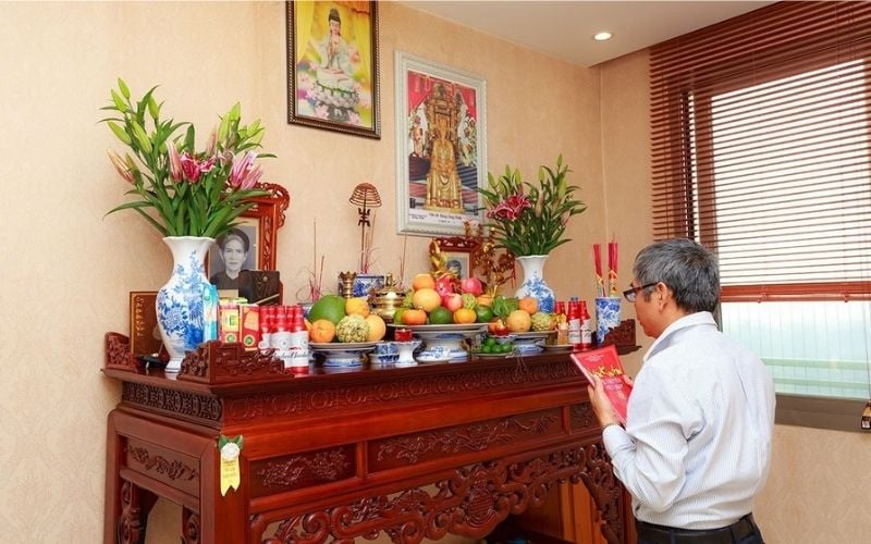 Khi đọc văn khấn, gia chủ cần giữ tâm tĩnh, lời khấn rõ ràng, thể hiện sự thành kính và biết ơn