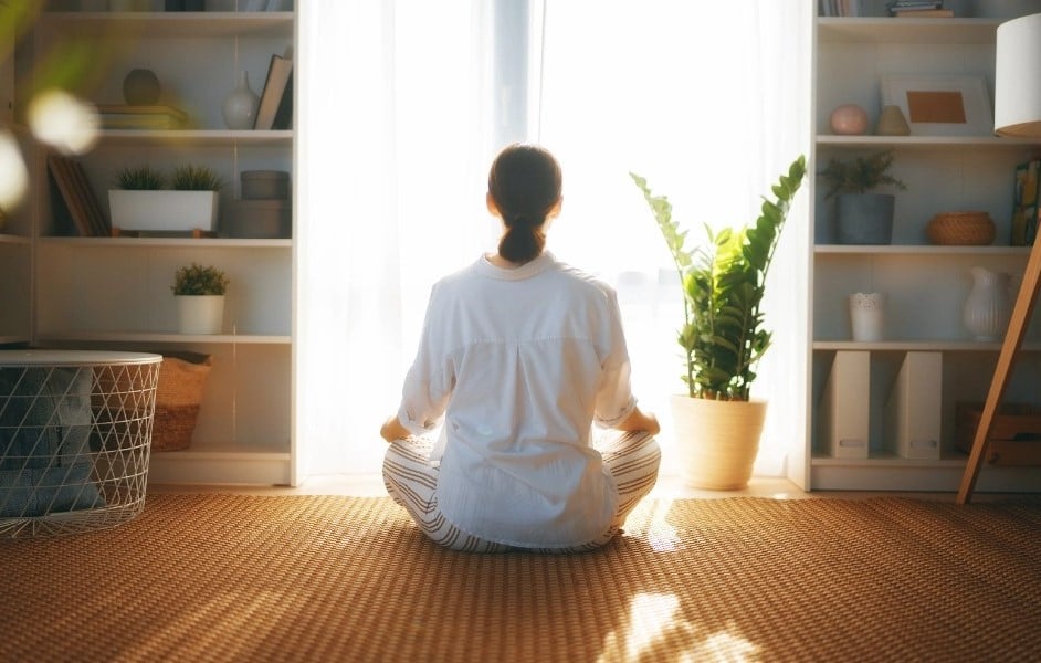 Các hoạt động nuôi dưỡng cảm xúc như viết nhật ký, thiền, đi bộ hoặc trò chuyện sâu giúp cân bằng tinh thần hiệu quả