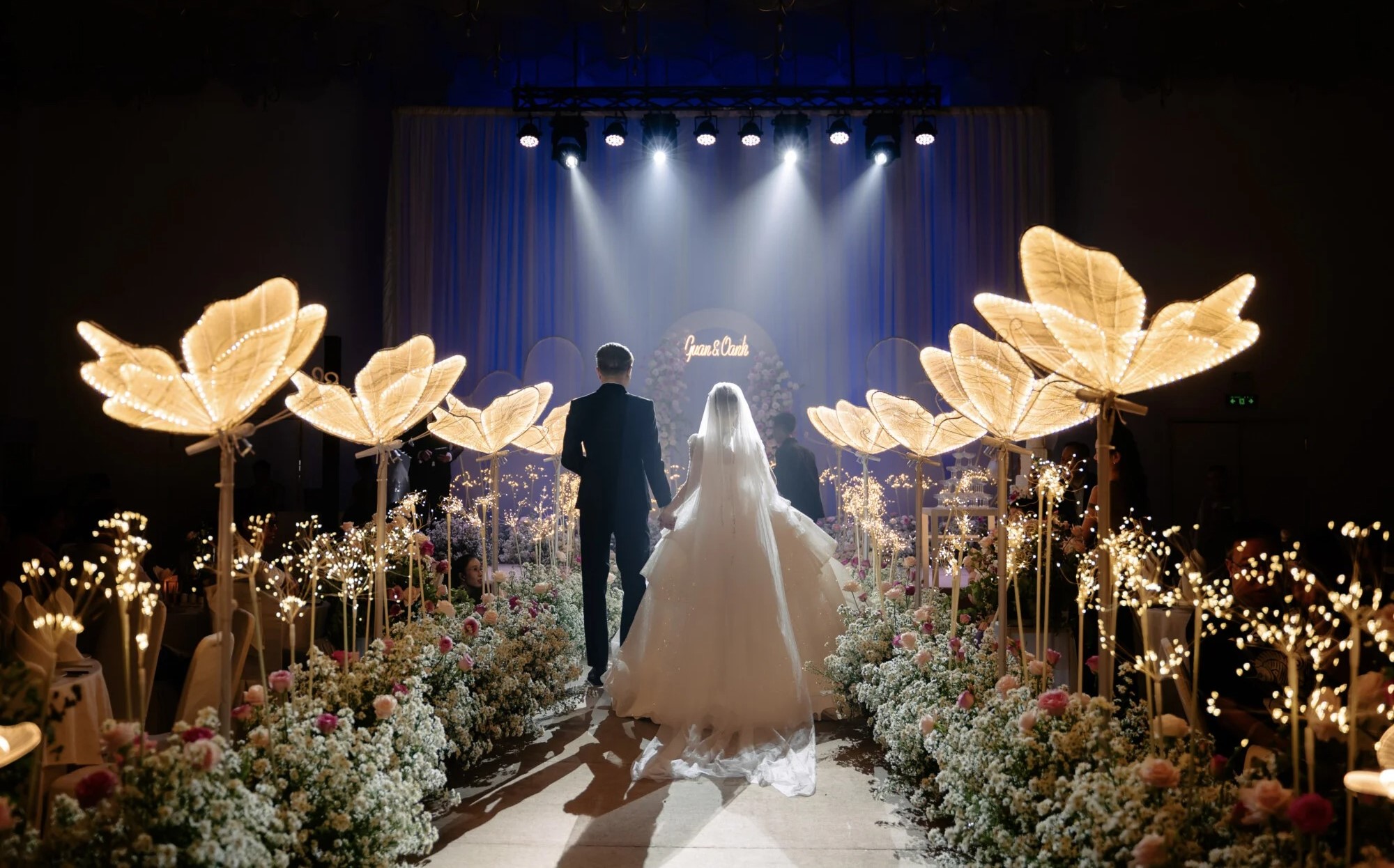 Lịch trình gia đình, thời tiết và điều kiện tổ chức cũng cần được cân nhắc song song với việc chọn ngày tốt