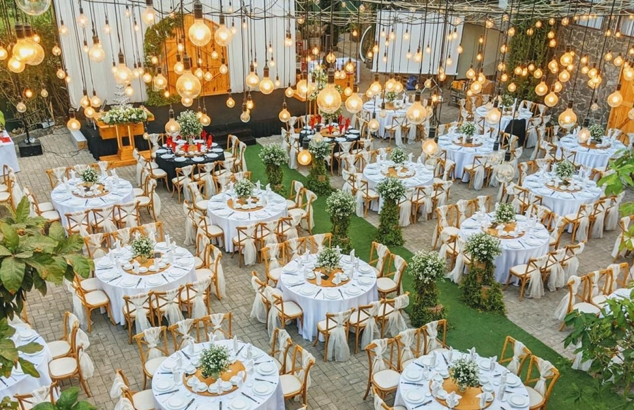 Thời tiết, lịch gia đình hai bên và địa điểm tổ chức cũng cần được xem xét để buổi lễ diễn ra trọn vẹn