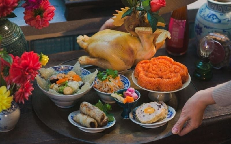 Chuẩn bị mâm cơm cúng theo phong tục cho lễ tạ dịp cuối năm