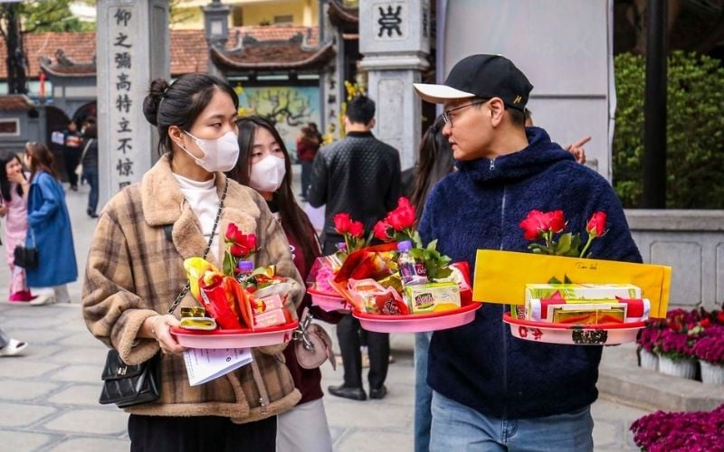 Dâng lễ tạ tại chùa hay đình miếu là cách gửi gắm lòng biết ơn và cầu phúc an lành cho cả năm