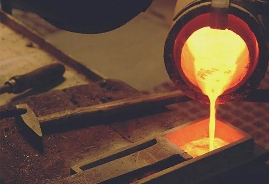 Nam mạng Tân Tỵ sinh năm 2001 thuộc mệnh Bạch Lạp Kim