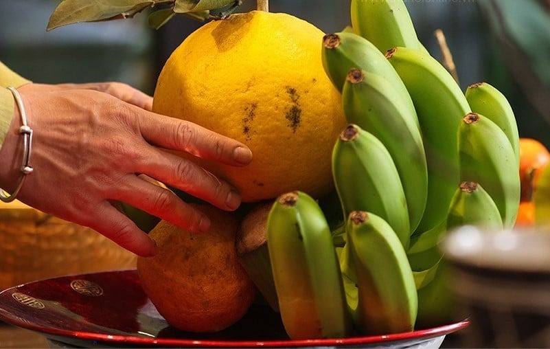 Chuối thắp hương nên là chuối tiêu, quả to đều, có độ cong và còn xanh