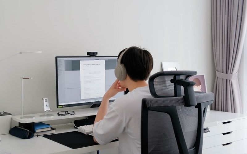 Không gian làm việc sạch sẽ, gọn gàng và có điểm nhấn xanh tươi luôn là yếu tố quan trọng giúp kích hoạt vận khí tốt