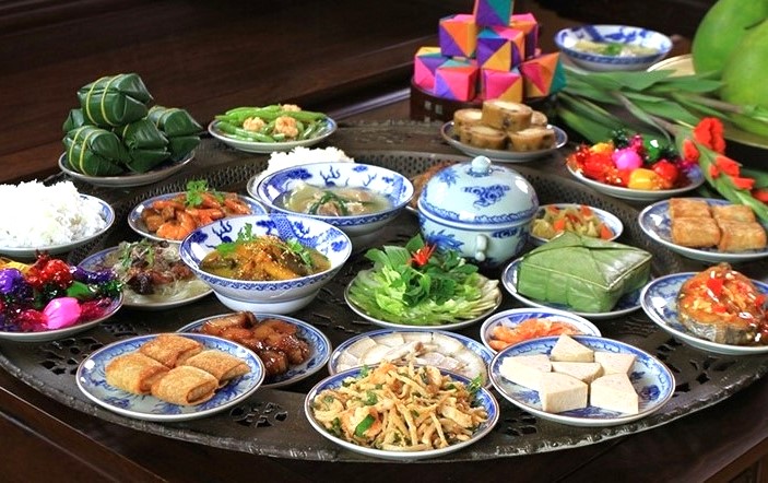 Nhiều gia đình vẫn duy trì nghi thức tạ lễ tại nhà, chùa, đền, phủ hay miếu thờ Thành Hoàng