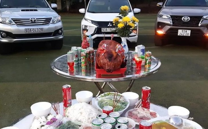 Nghi lễ cúng xe mang ý nghĩa tạ ơn các vị thần linh đã che chở trong suốt một năm qua